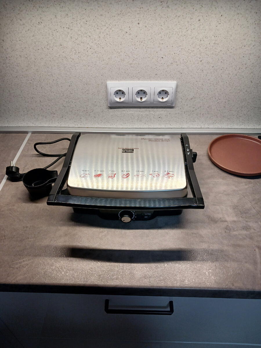 Смотрится на фото не большой, но он большой))) На крышке полосы - это подсветка отражается) фото автора