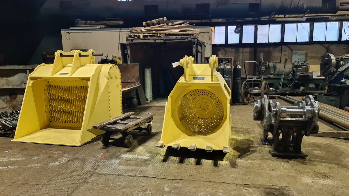 слева-просеивающий ковш валкового типа ЧебуRussia. Посередине-просеивающий ковш барабанного типа АРМАТА. Справа-усиленный 4-буксовый механический крашер на подшипниках (смазка не нужна вообще)  (производитель-ЗАВОД КОВШЕЙ)