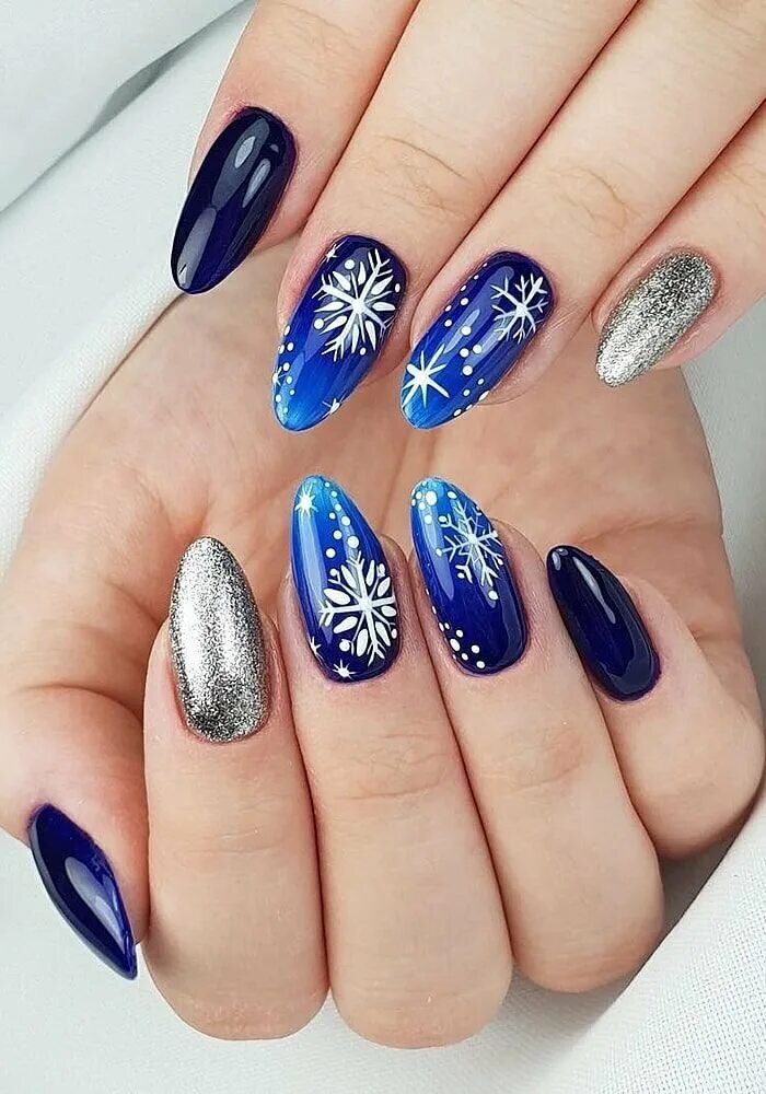 Маникюр на новый 2024 г. Ногти на новый год однотонные. Ногти новогодние нежные. Овальная форма ногтей. Модные ногти.