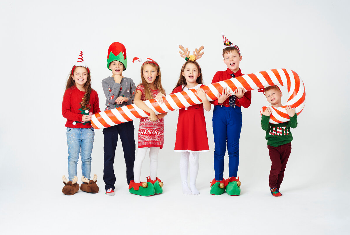 источник фото: <a href="https://ru.freepik.com/free-photo/children-with-artificial-candy-cane_11756939.htm#query=%D0%B4%D0%B5%D1%82%D0%B8%20%D0%B2%20%D0%BD%D0%BE%D0%B2%D0%BE%D0%B3%D0%BE%D0%B4%D0%BD%D0%B8%D1%85%20%D0%BA%D0%BE%D1%81%D1%82%D1%8E%D0%BC%D0%B0%D1%85&position=4&from_view=search&track=ais&uuid=dda0781f-ea9e-456a-a033-dc1b3ad6d6bc">Изображение от gpointstudio</a> на Freepik