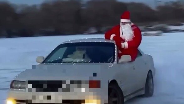     Приморский Дед Мороз захотел отдохнуть от постоянных новогодних хлопот и расслабиться. И что может быть лучше для этого, чем веселый дрифт на ледяном озере в Приморье?