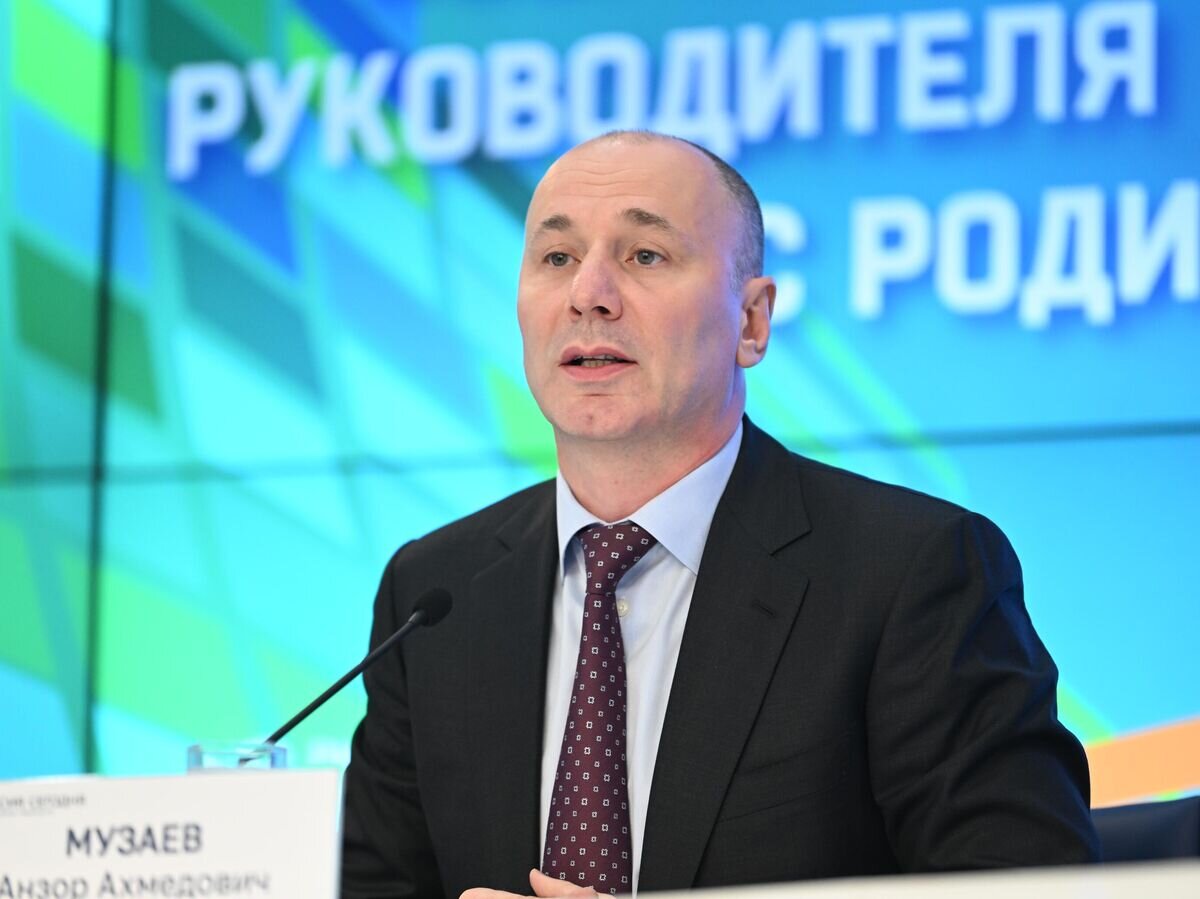    Руководитель Федеральной службы по надзору в сфере образования и науки Анзор Музаев во время встречи с родителями учащихся© РИА Новости / Кристина Кормилицына