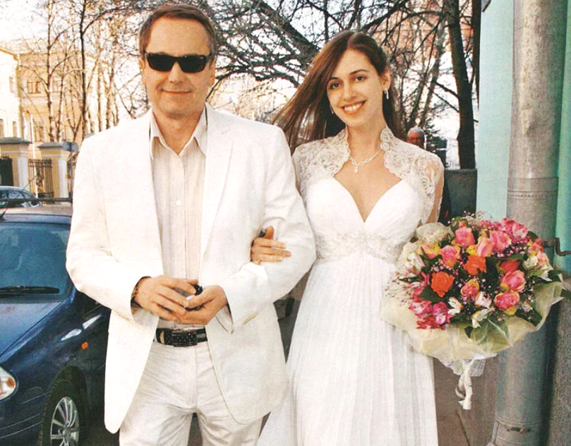 на фото Андрей Соколов с молодой женой Ольгой