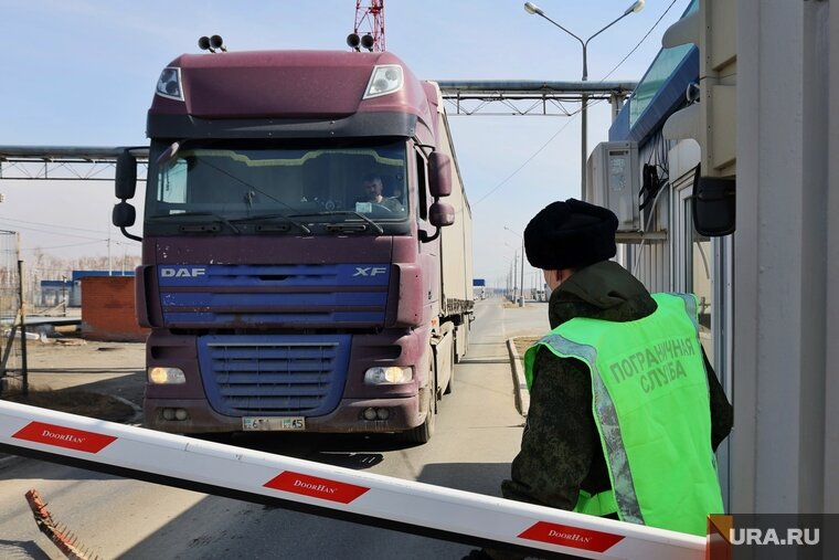    Таможенник и пограничники не дали вывезти из РФ товары двойного назначения