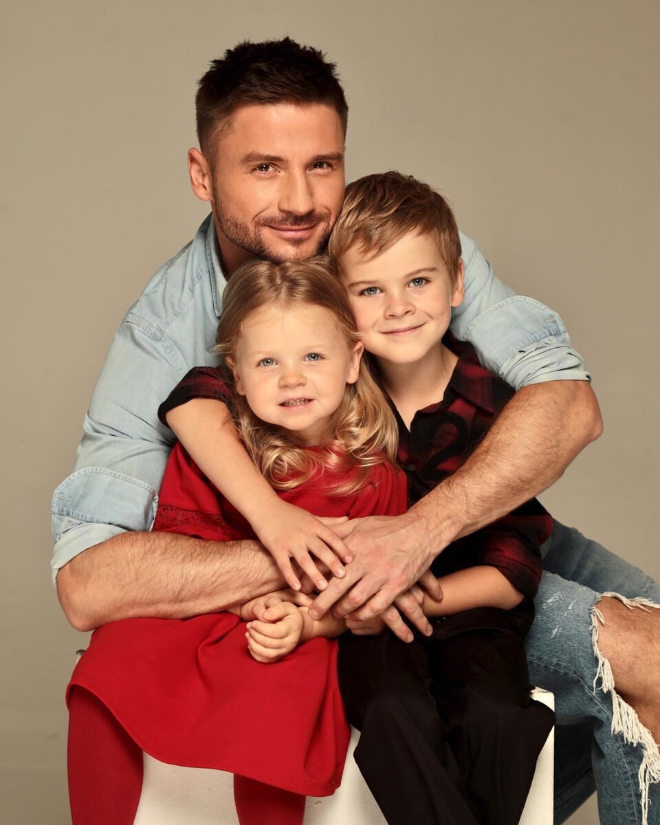 Сергей Лазарев с детьми