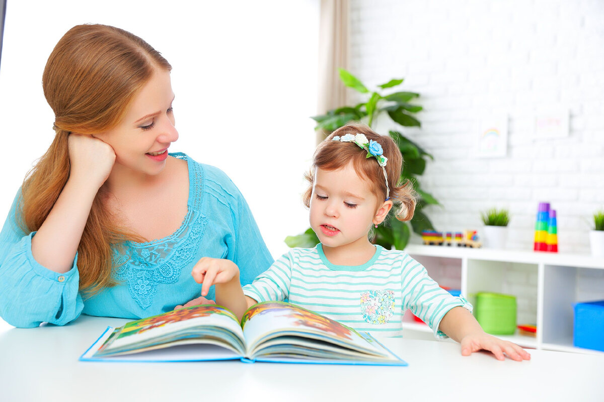 Учитель обсуждает родителей. Чтение для детей. Родители учат детей. Речь ребенка. Беседа с детьми.