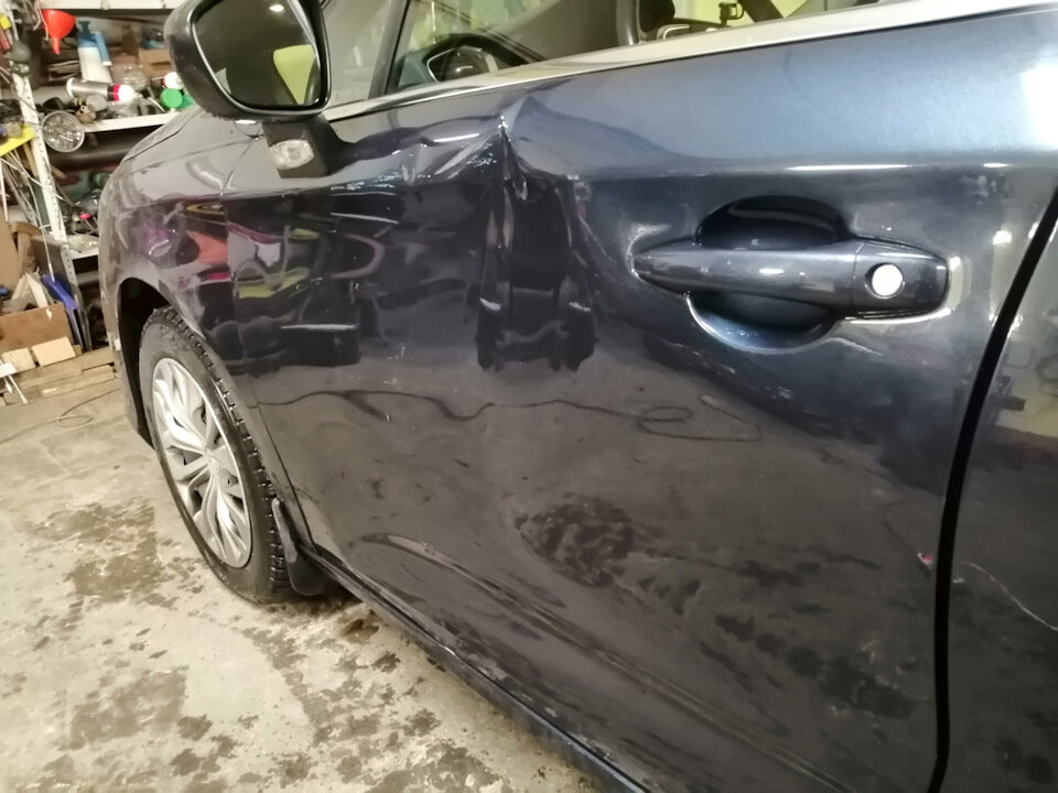 Вмятина на двери Ситроен