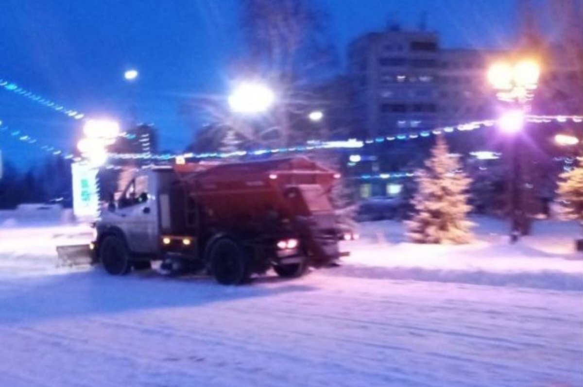    В Оренбурге коммунальщики расчищают улицы после снегопада