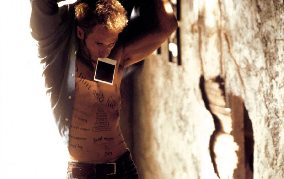 помни меня (2010, сша). помни меня (2010, сша). помни 2000 постер. помни фильм 2000 гай пирс. гай пирс мементо.