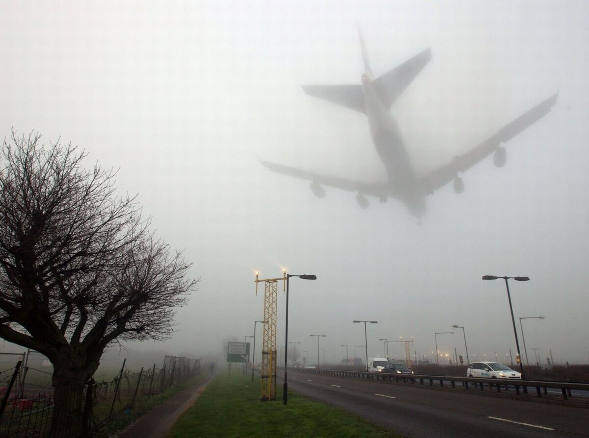 Самолет в тумане. Самолет на аэродроме. Туман в аэропорту. Туман в авиации.