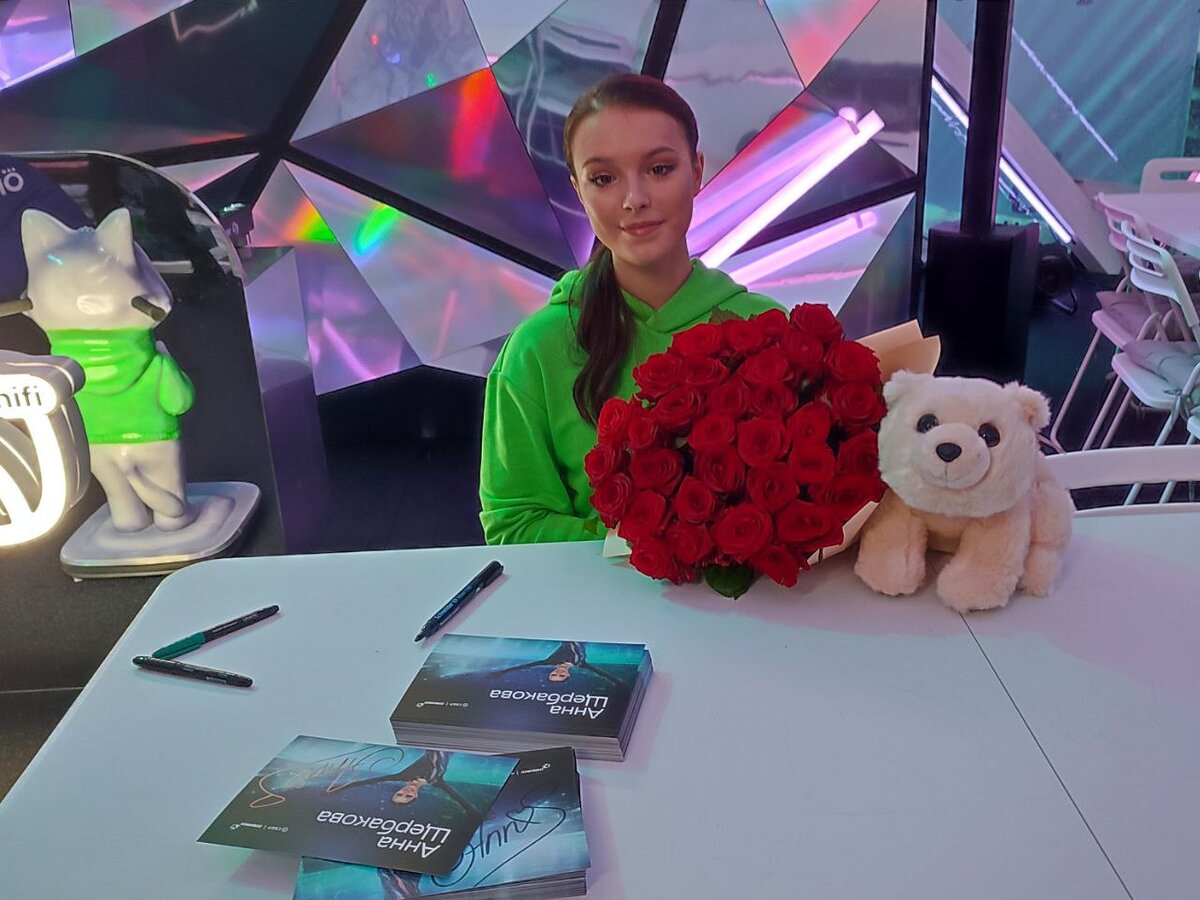 Аня дает автографы по завершению мастер-класса.