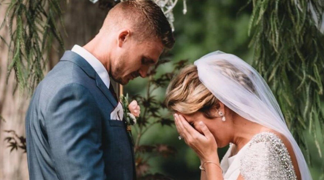 прикол дагестанские невесты. бросание подвязки невесты. кидание подвязки на свадьбе. жених бросает подвязку. жених подбрасывает невесту.