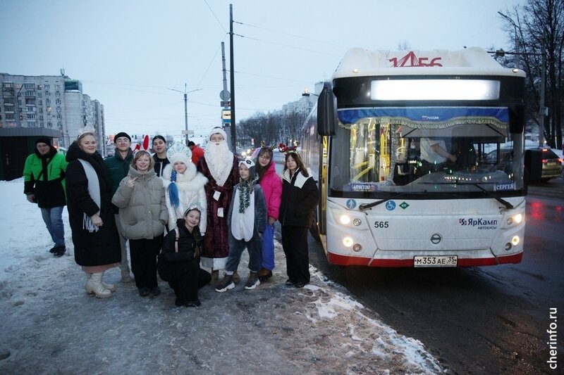    Подарок пассажирам автобуса маршрута № 122 сделали ученики и учителя из школы № 7. Они устроили костюмированное новогоднее представление с песнями и танцами.
