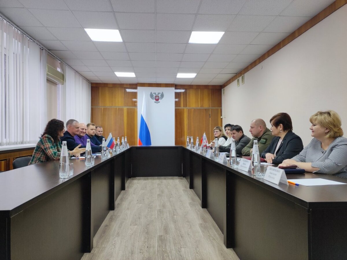    Делегация Югры провела совещание с администрацией прифронтовой Макеевки во время рабочего визита в ДНР