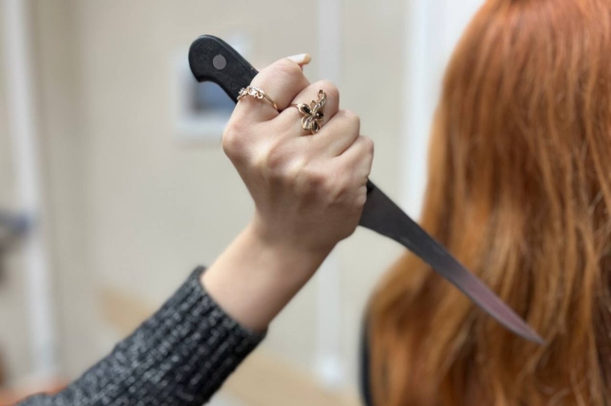    Обманутая мошенниками омичка пришла в банк с ножом