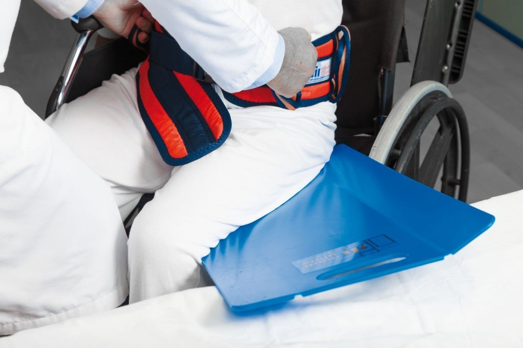 Пересадка инвалидов. Пересадка инвалидов. Приспособление для пересаживания инвалидов с кровати на коляску. Доска для пересаживания. Пересадка инвалидов.