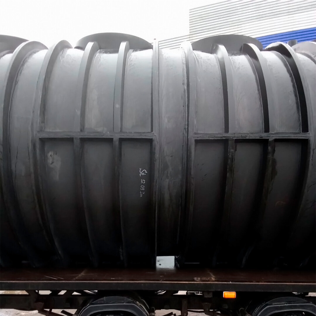 Пластиковая емкость, вид сбоку, доставлена на земельный участок в адрес заказчика. Разгрузка легкой конструкции не потребует много сил и времени. Модель MT 50-PV перевозится в горизонтальном положении, крышки люков находятся сверху.