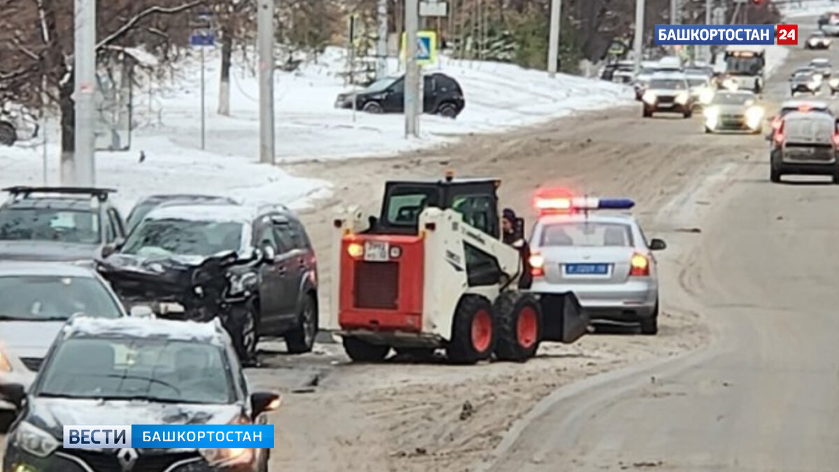    В Уфе на улице Гафури иномарка столкнулась с погрузчиком