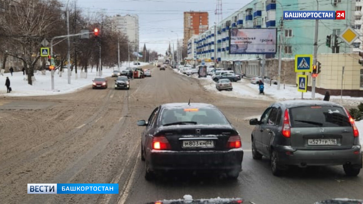    В Уфе на улице Гафури иномарка столкнулась с погрузчиком