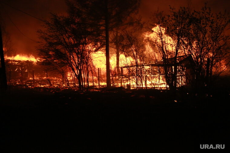    Пожар произошел ночью с 24 на 25 декабря в частном доме в Ялуторовском районе