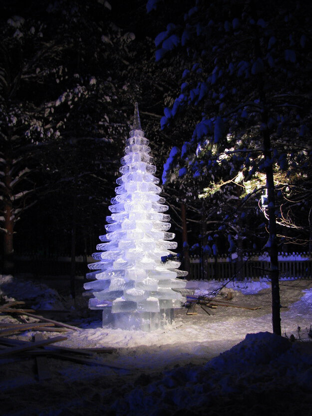 Ледяная елка. Елка из ледяных шариков. Ёлочка ледяная скульптура. Ледяная елка. Ледяная скульптура елка.