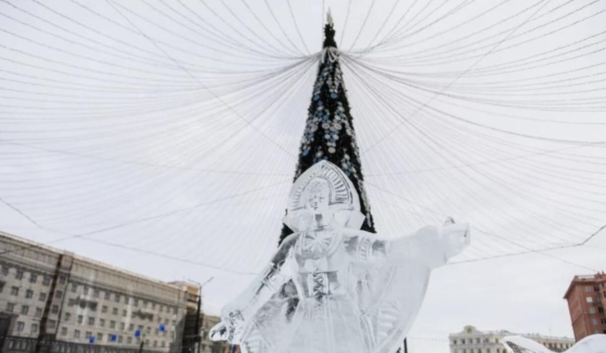     Ледовая скульптура в Челябинске. Источник: ura.news Автор фото: Вадим Ахметов