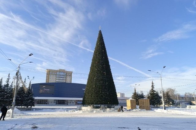    Ближе к открытию городок заиграет огнями.