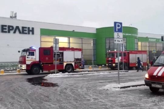    На проспекте Буденного в Петербурге загорелся гипермаркет «Леруа Мерлен»