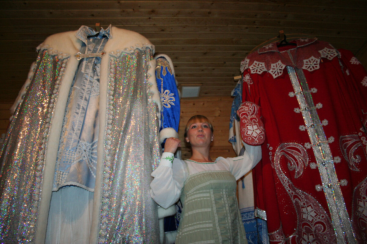 Тут целый музей новогодней одежды