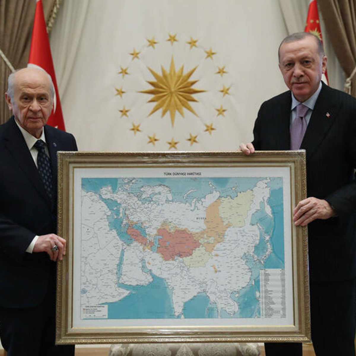 Карту Эрдогану подарил лидер турецких националистов. На ней ряд российских регионов, включая Сибирь, помечен желтым и оранжевым цветами. Каких-либо пояснений по этой карте Анкара не давала
