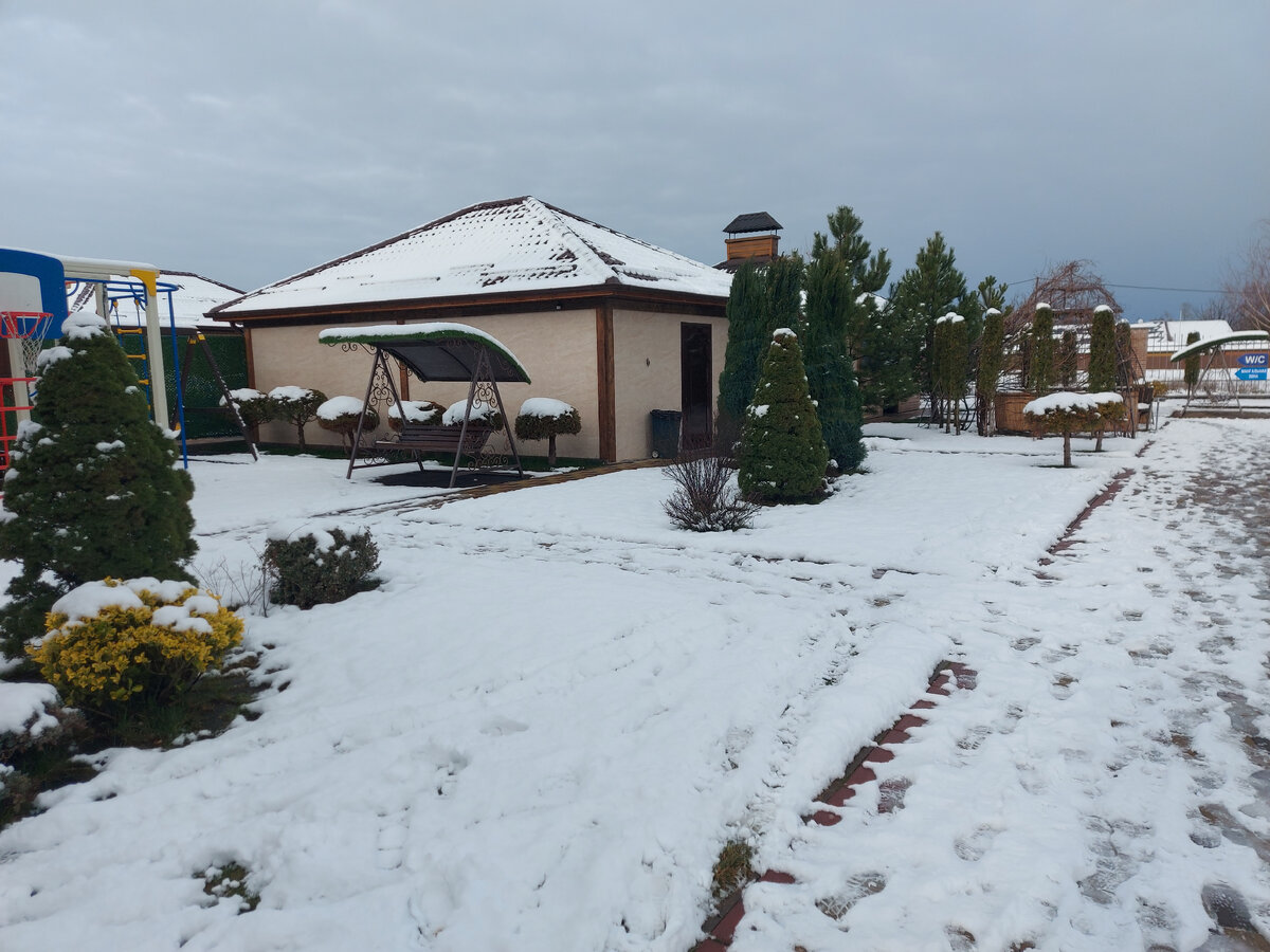 Вид, когда выходишь из номера. А из окна вид на бассейн. Мы выбрали 1 этаж. Есть номера с балконом (2 этаж).  Перед нами мангальная зона, справа озеро, детская площадка.