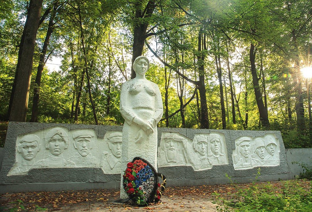 Тульма Тутаев. Памятник Толбухину в Тутаеве. Тутаев парк Победы. Памятник Тутаеву в Тутаеве.