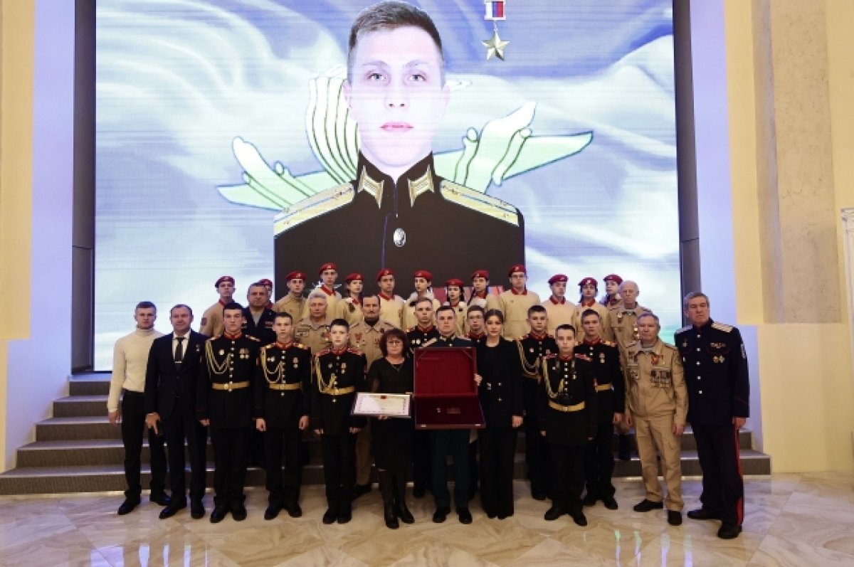   Семье погибшего на СВО бойца Вадима Епифанова передали Звезду Героя РФ