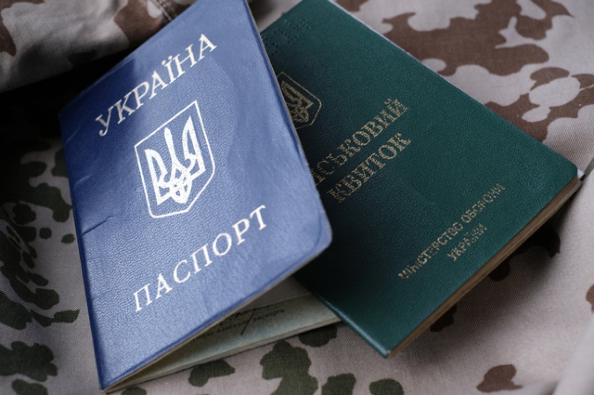    Последний выключает свет.