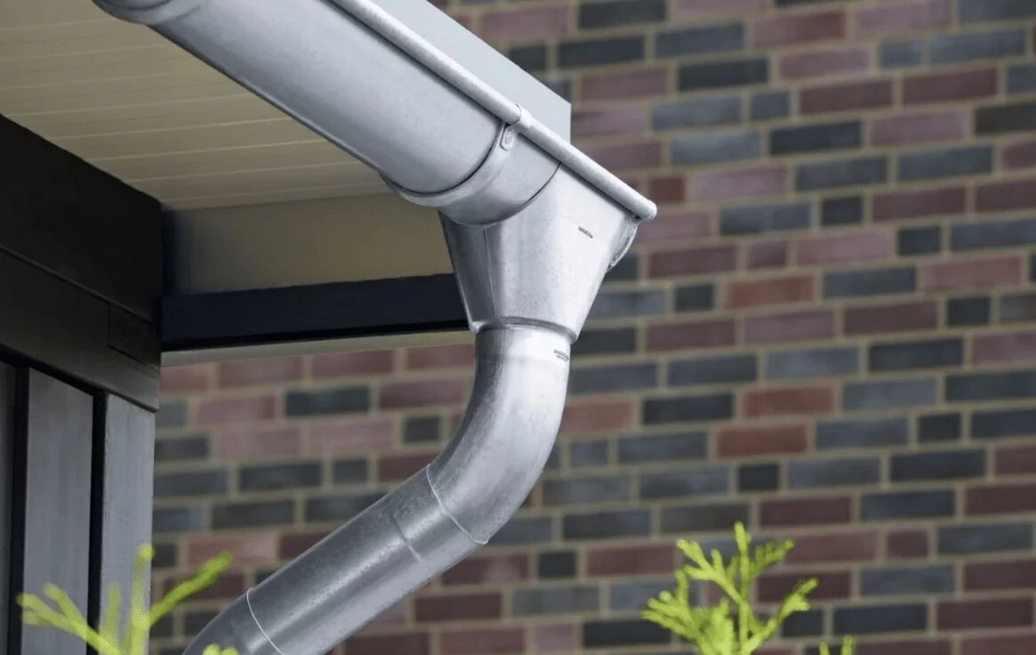 водосток из канализационной трубы 110 мм. бак система сбора дождевой воды. водосточная система интерпрофиль. сбор дождевой воды с крыши для полива. вода с 1 крышей.