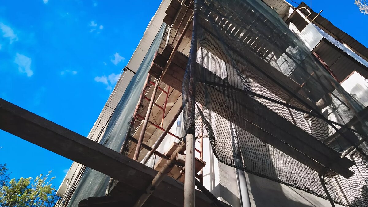     Пленум Верховного суда (ВС) России обнародовал постановление, касающееся правил обращения с самовольными постройками. В новом документе определены правила поведения не только для самих застройщиков, но и для их наследников. «Новые Известия» выделили главные нововведения.