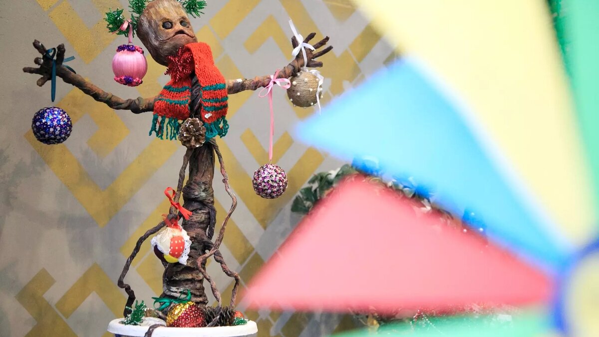     Близится Новый 2024 год, символом которого является Зеленый деревянный дракон. Эксперт по практическому этикету Татьяна Баранова рассказала, какие подарки лучше не дарить.