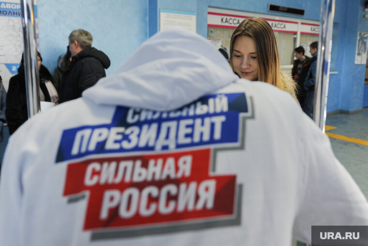    Традиционно подписи собирают в крупных ТРК и других местах скопления людей (фото из архива)