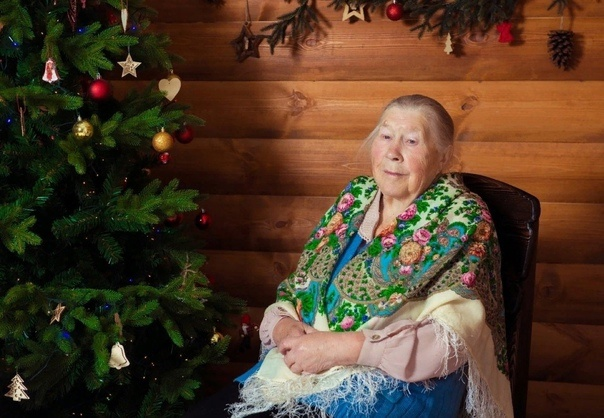 Под новый год бабушка всегда почему то. Новогодняя бабушка. Бабка новый год. Старуха и новый год. Бабушка у елки.