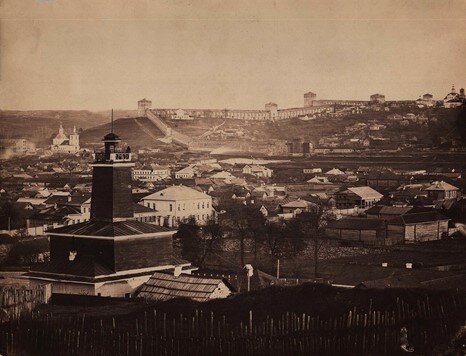 Вид с Покровской горы на Заднепровье и крепостную стену. Фото, 1863—1866 гг. 