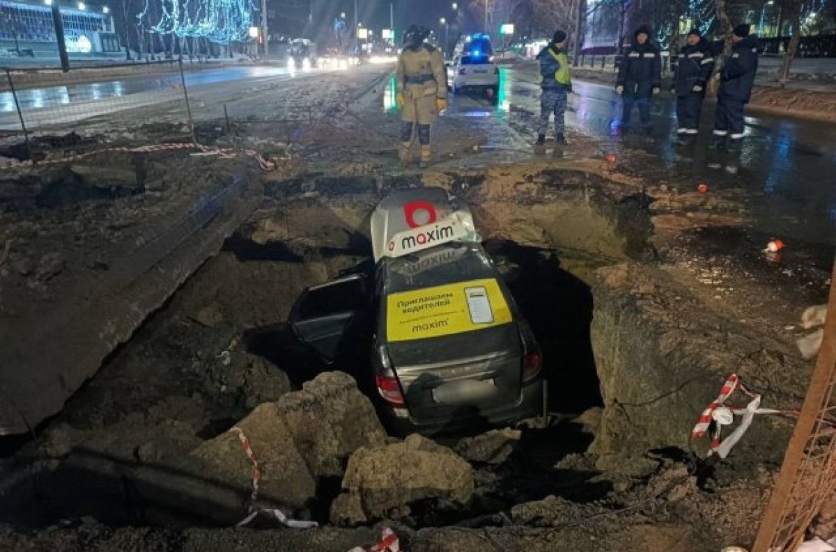    Водитель такси погиб после падения автомобиля в яму в Кургане