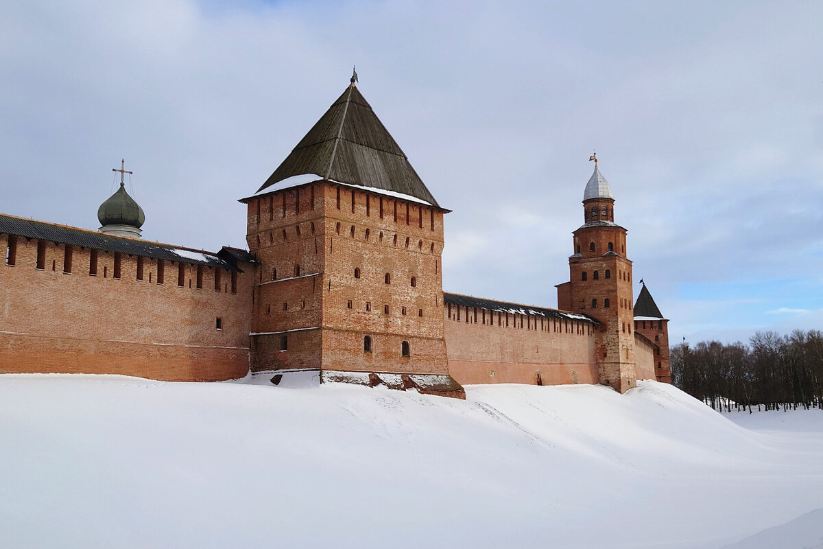 Покровская башня и купол церкви Покрова Богородицы. Далее башни Кокуй и Княжая. Вид с северо-запада. 03.2023.