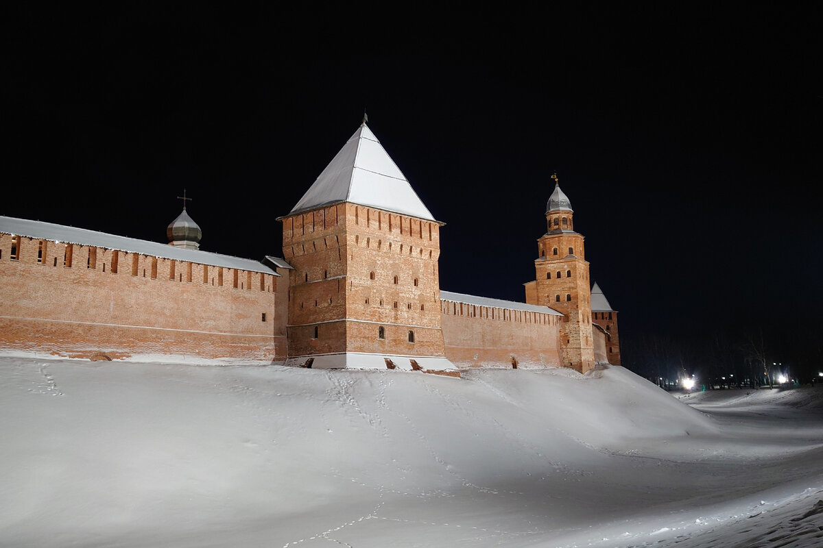 Покровская башня и купол церкви Покрова Богородицы. Далее башни Кокуй и Княжая. Вид с северо-запада. 12.2023.