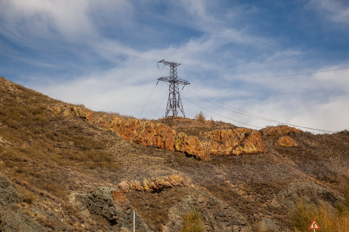Линии электропередач обеспечивают беспрерывную подачу электроэнергии в нашу республику.