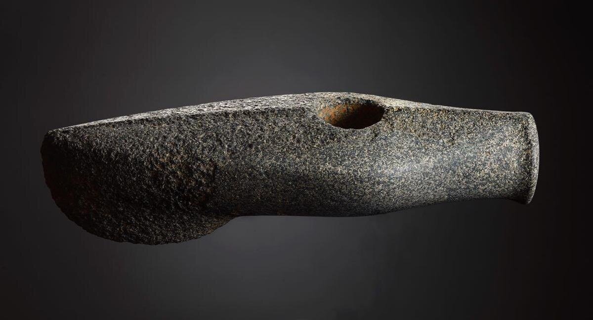 Боевой длиннолопастный каменный топор из некрополя «Павловская слобода» на Истре. Возраст более 2500 лет до н. э.