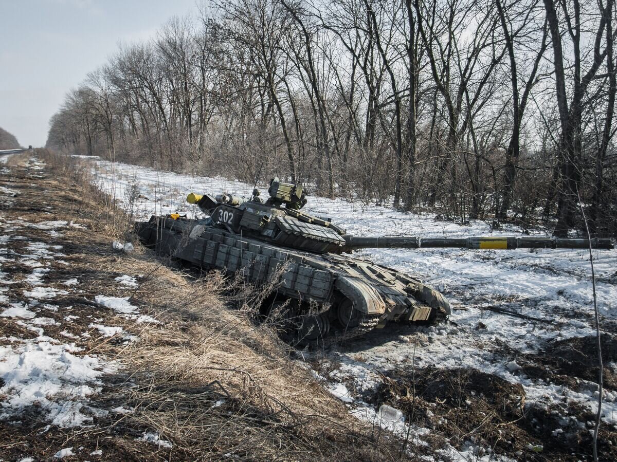    Подбитый ополченцами танк украинских военных по дороге в Дебальцево© РИА Новости / Дэн Леви