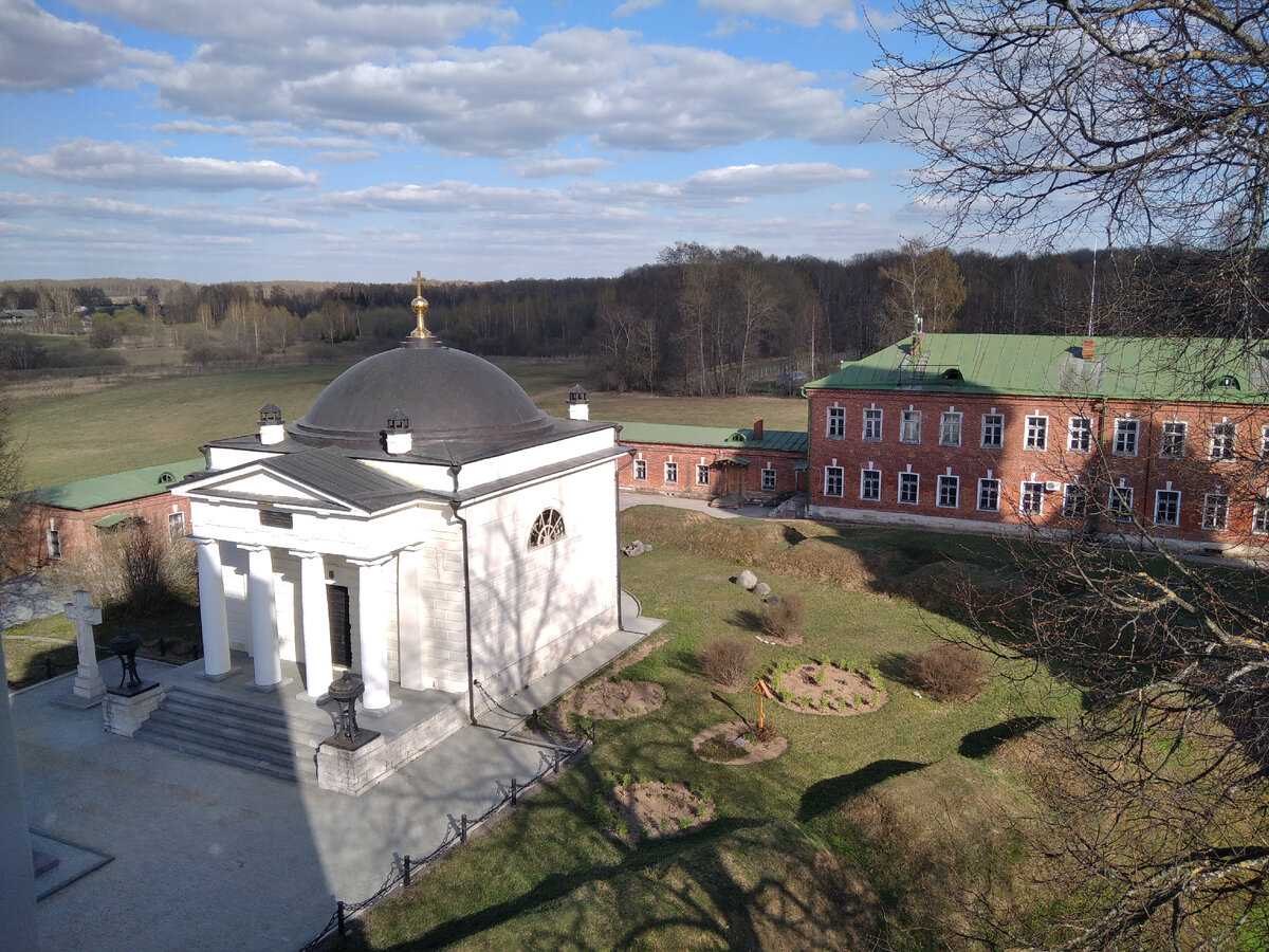 Вид с колокольни на Спасский храм и кельи. Фото автора. Апрель 2023 г.