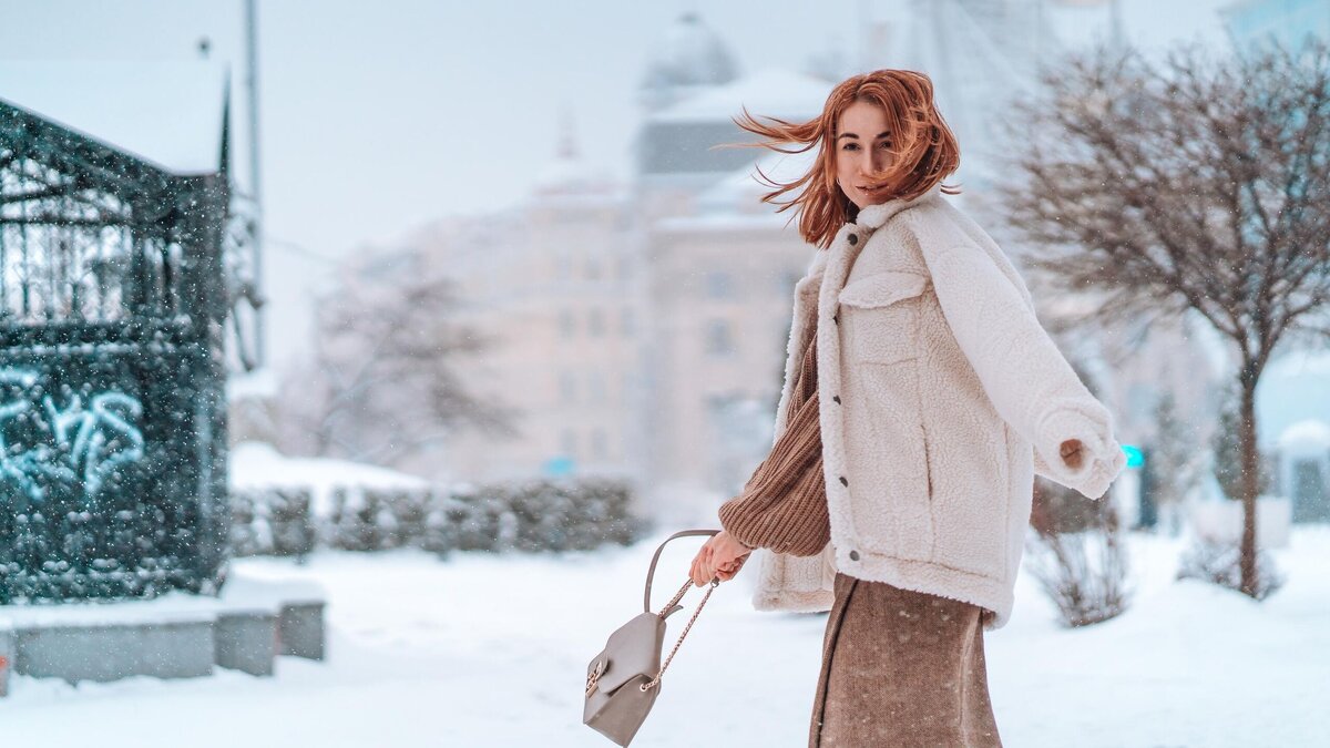    Как и с чем носить юбки зимой, чтобы не замерзнуть и выглядеть стильно © Freepik ∙ teksomolika