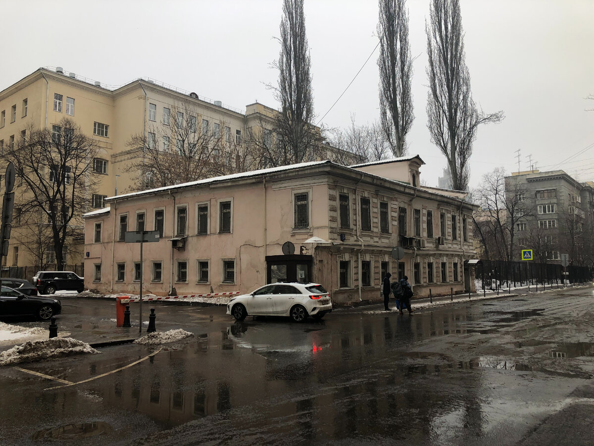 Бывшая гимназия Креймана - большое здание на втором плане