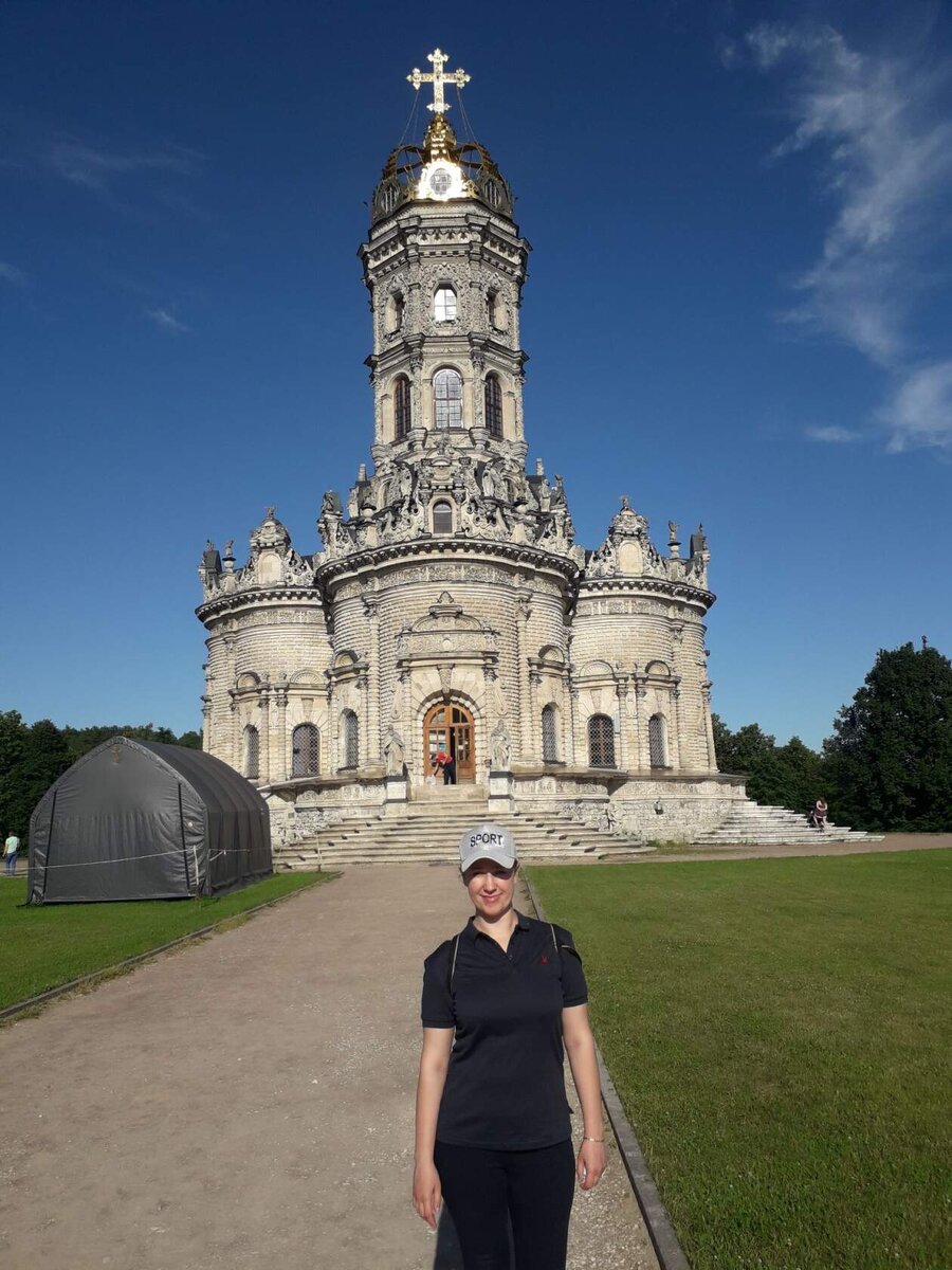 Храм в Дубровицах. Я в 2020 году. Ещё до вторых родов. Вес в районе 70 кг.